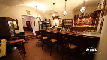 Serveert lunch en diner, regionale gerechten