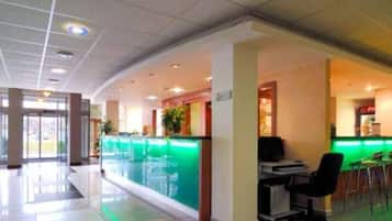 5 bars/lounges
