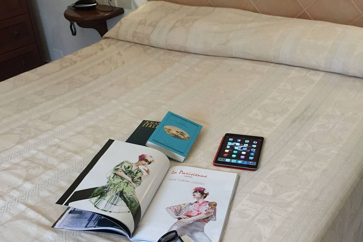 Ropa de cama de alta calidad y caja de seguridad en la habitación