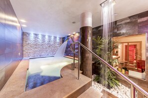 Bồn tắm spa trong nhà