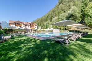 Alberca al aire libre por temporada y sombrillas en la alberca