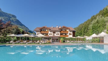 Piscina stagionale all'aperto, ombrelloni da piscina, lettini