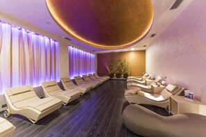 Couples treatment room(s), sauna, hot tub, steam room