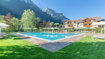 Piscine extérieure (ouverte en saison), parasols de plage