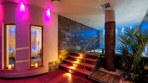 A modern interior with a staircase, a view of the sea, and a reflection in a mirror. - Hotel La Maison Wellness & SPA (Alleghe)