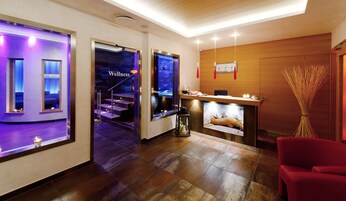 Salas de tratamiento para parejas, un sauna, una bañera de hidromasaje