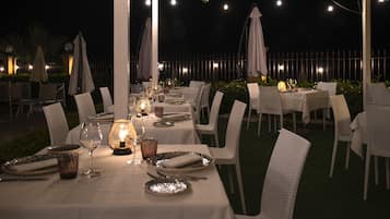 2 restaurantes; se sirve desayuno, almuerzo y cena; cocina italiana