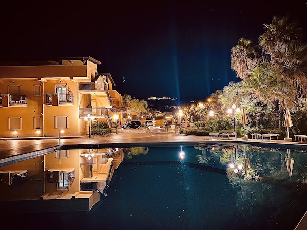 室外游泳池,提供泳池遮陽傘和日光浴躺椅