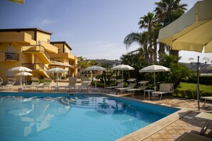 Piscina externa, guarda-sóis, espreguiçadeiras