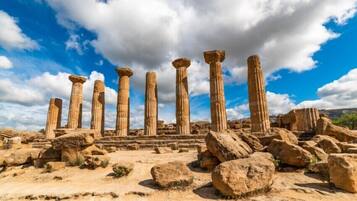 Columnas de piedra antiguas en un paisaje desértico.