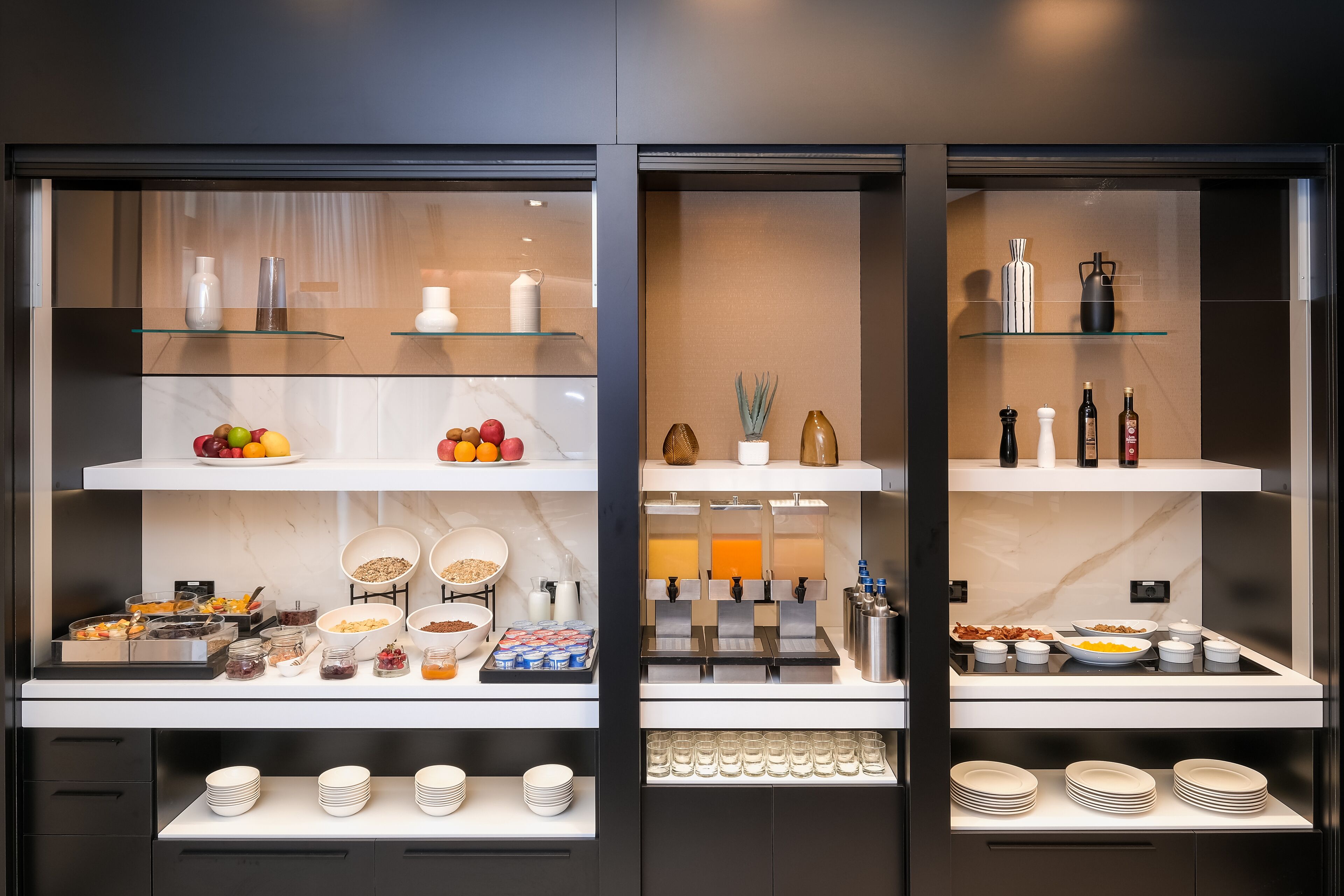 Bữa sáng buffet hàng ngày (12 EUR/mỗi người) 