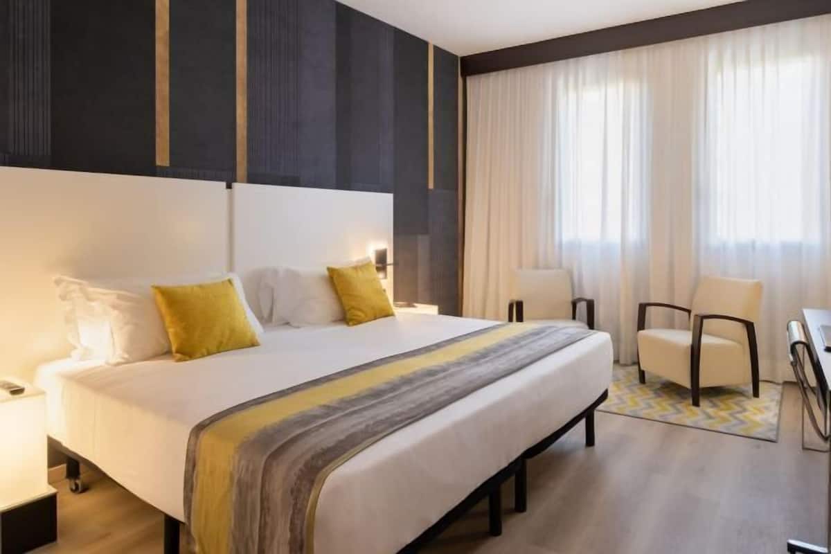 Een minibar, een kluis op de kamer, een bureau, geluiddichte muren