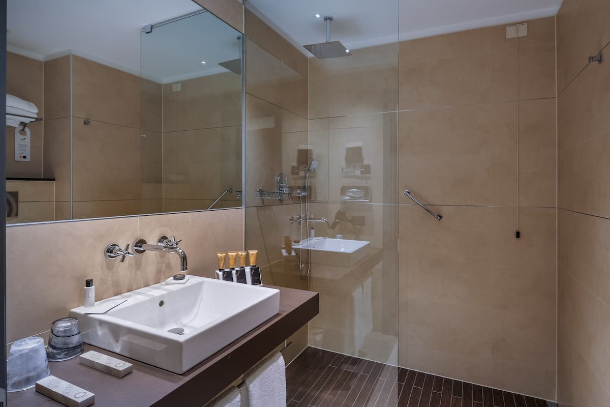 combined shower/bathtub, free toiletries, hair dryer, slippers