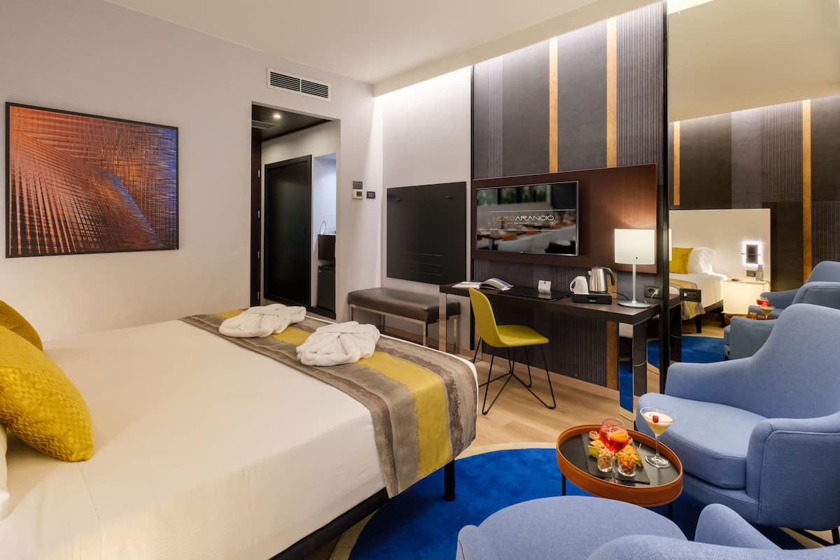 deluxe double or twin room | minibar, in-room safe, desk, soundproofing