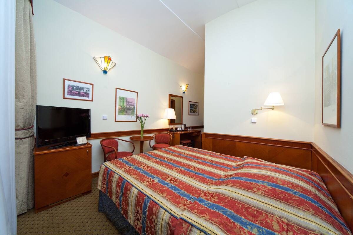 In-room safe, desk, blackout drapes, soundproofing