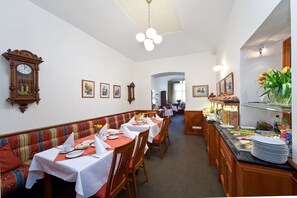 Daily continental breakfast for a fee - Boutique Hotel 16 (Prague)