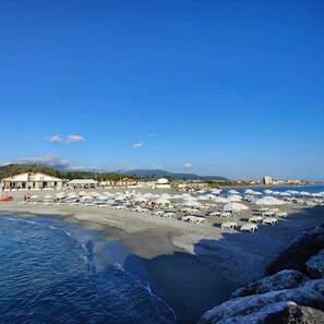 Plage privée, chaise longue, parasol