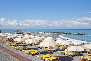 Plage privée, chaises longues, parasols