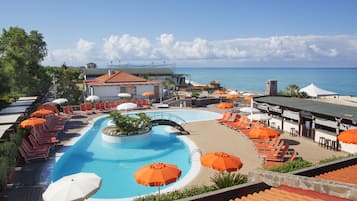 Seasonal outdoor pool, pool umbrellas