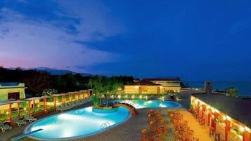 Seasonal outdoor pool, open 9:00 AM to 7:00 PM, pool umbrellas