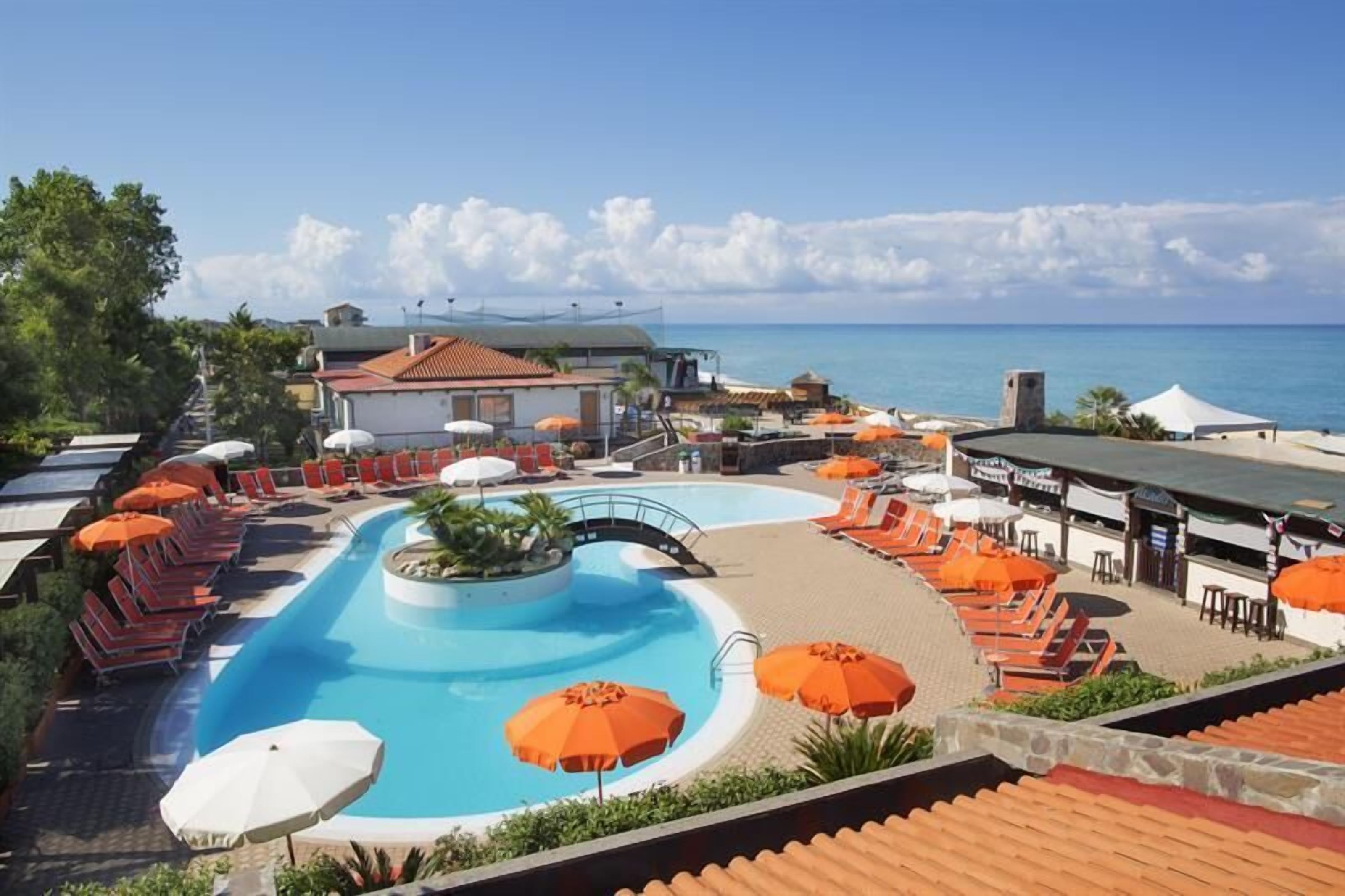 Piscine extérieure (ouverte en saison), parasols de plage