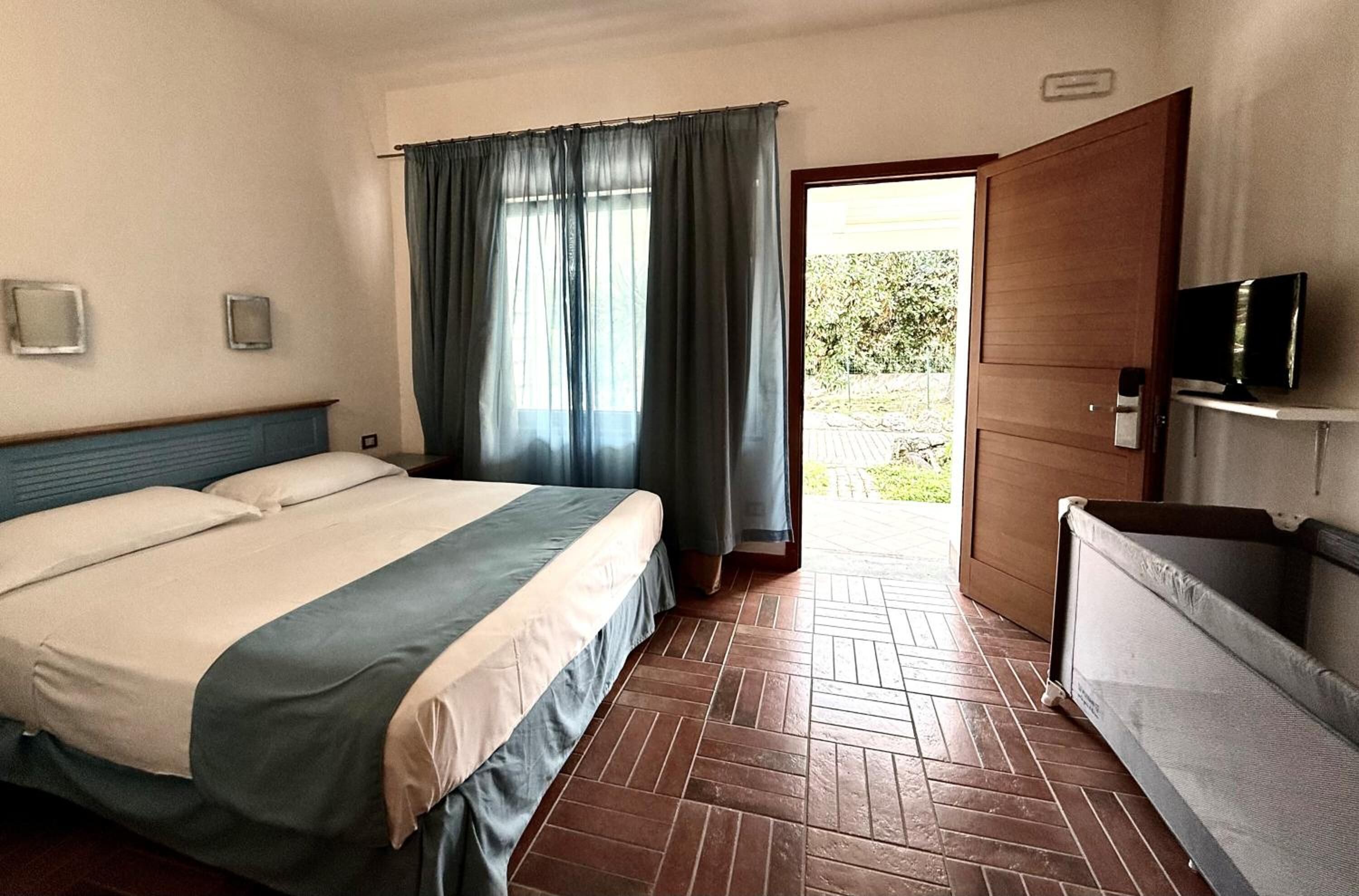 Minibar, coffres-forts dans les chambres, bureau, rideaux occultants