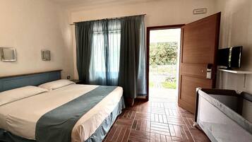 Minibar, coffres-forts dans les chambres, bureau, rideaux occultants