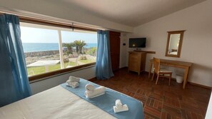 Minibar, Zimmersafe, Schreibtisch, Verdunkelungsvorhänge