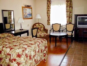 Desk, blackout curtains, iron/ironing board, free WiFi - The Garden Villas (Valdosta)