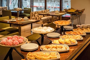 每日供應吃到飽早餐 (每人 EUR15)