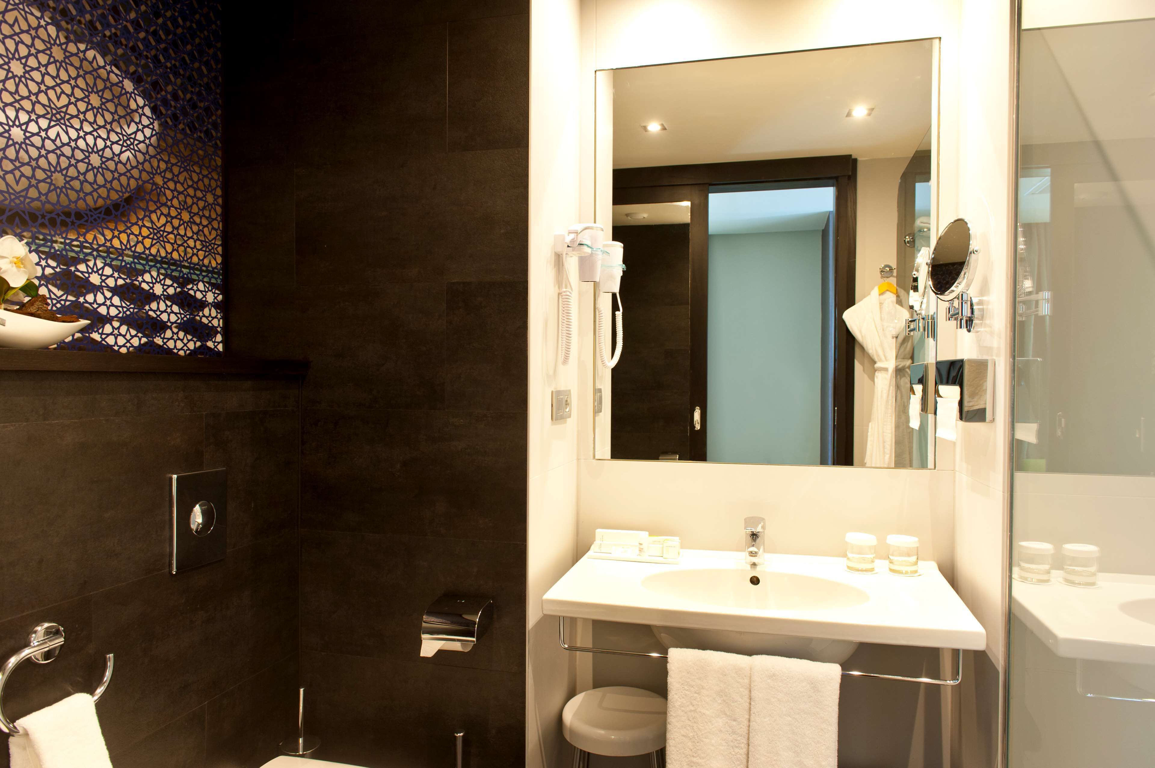Shower, perlengkapan mandi desainer, pengering rambut, dan kloset