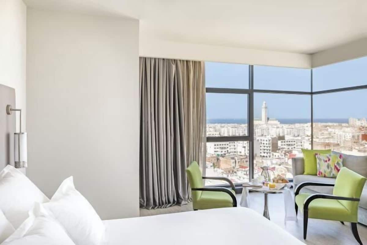 Hypo-allergenic bedding, in-room safe, desk, blackout drapes