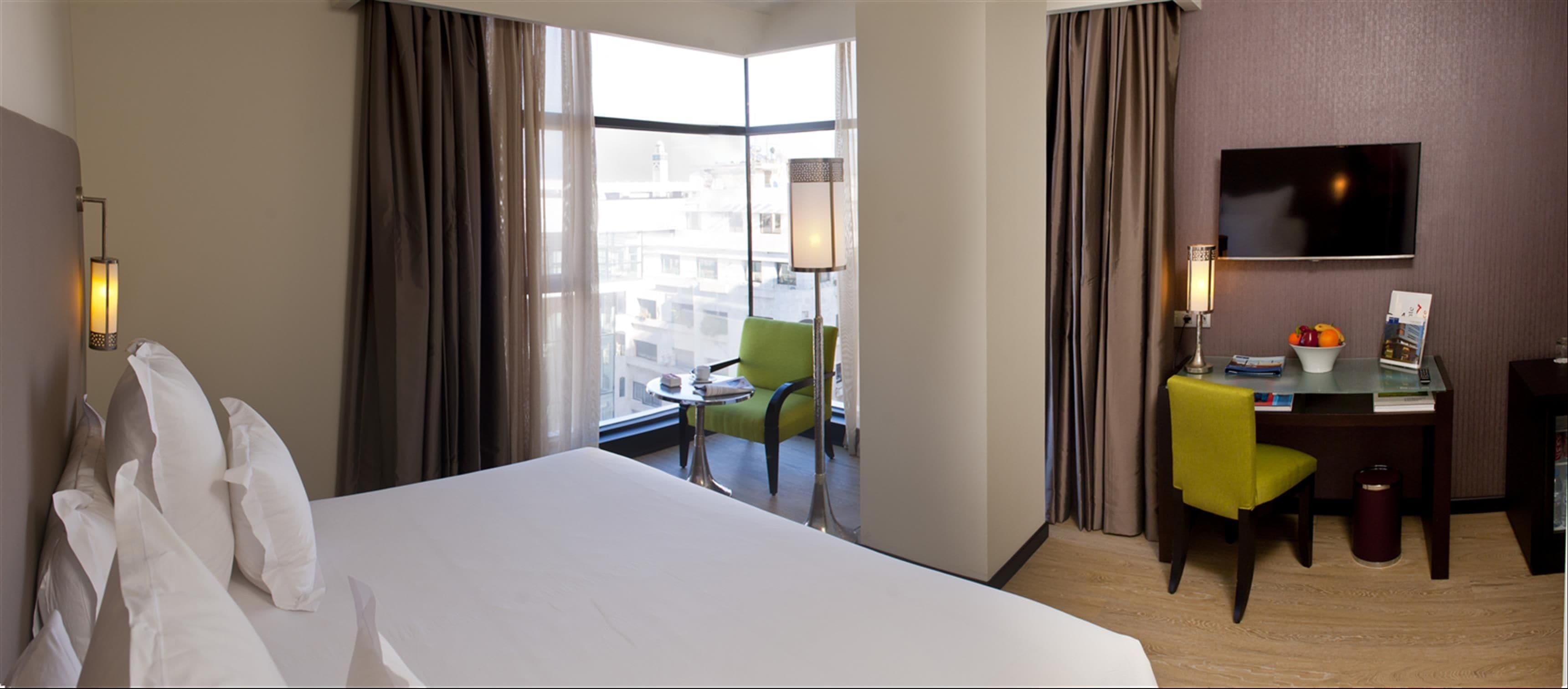 Egyptian cotton sheets, premium bedding, in-room safe, desk