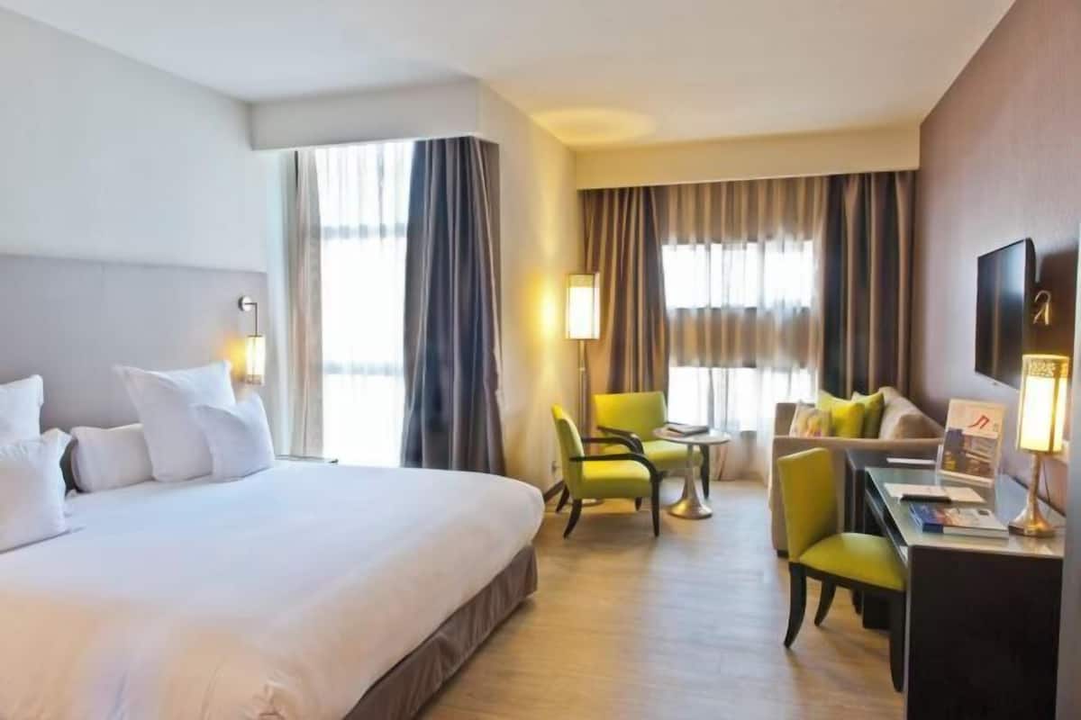 Hypo-allergenic bedding, in-room safe, desk, blackout drapes