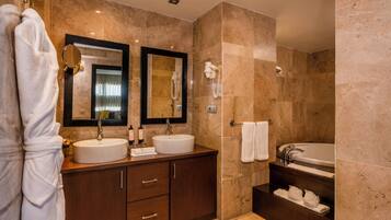 Een moderne badkamer met twee wastafels, een grote spiegel, een bad en een douche.