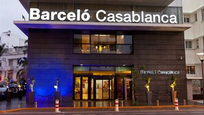 Un edificio moderno con el nombre "Barceló Castilla" bien visible.