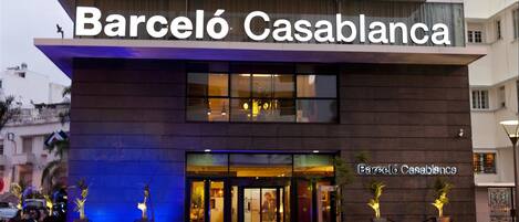 Un bâtiment moderne sur lequel on peut clairement lire l’inscription « Barceló Castilla ».