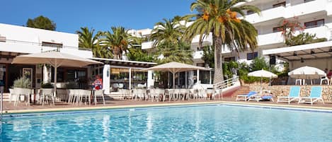 Kansainvälinen keittiö, näkymät uima-altaalle