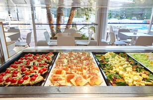 Cocina internacional, con vista a la piscina 