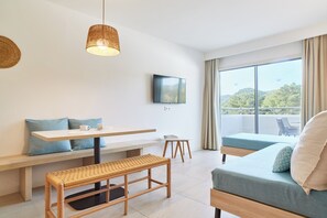 Comfort appartement, 1 slaapkamer | Woonruimte | Een 32-inch flatscreentelevisie met satellietzenders en televisie