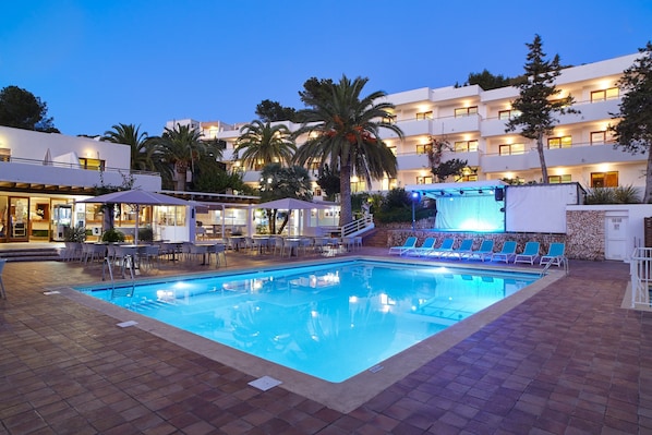 International cuisine, pool views
