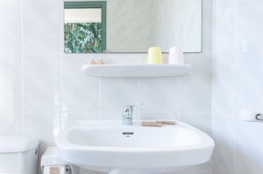 Sèche-cheveux, serviettes fournies, savon, shampoing