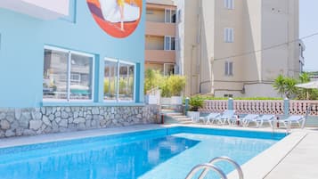 Una piscina al aire libre de temporada (de 10:00 a 20:00), tumbonas