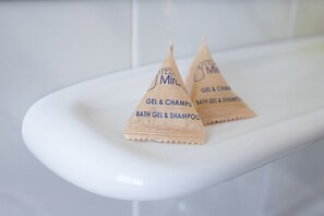 Sèche-cheveux, serviettes fournies, savon, shampoing