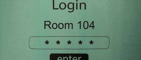 Login-grænseflade for værelse 104 med et felt til adgangskode og en 'enter'-knap.