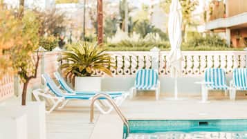 Una piscina al aire libre de temporada (de 10:00 a 20:00), tumbonas