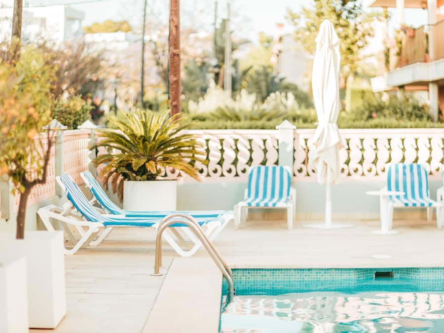 Piscine extérieure (ouverte en saison), chaises longues