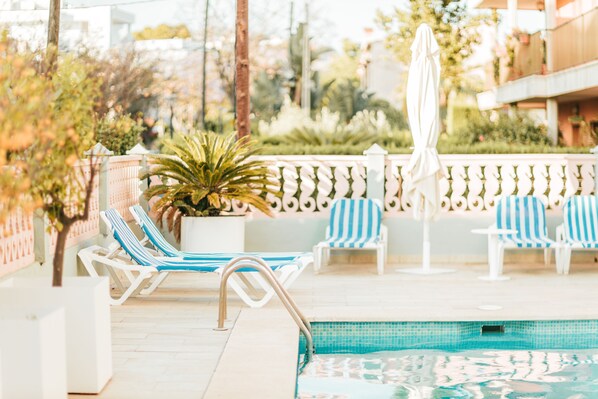 Seasonal outdoor pool, open 10:00 AM to 8:00 PM, pool loungers - 4U Miranda - Adults Only (Calvia)