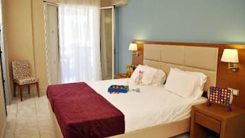 Family Room | In-room safe, desk, soundproofing, free cribs/infant beds