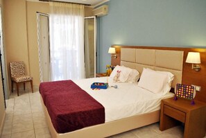 In-room safe, desk, soundproofing, free cots/infant beds - Hotel Plessas Palace (Zakynthos)
